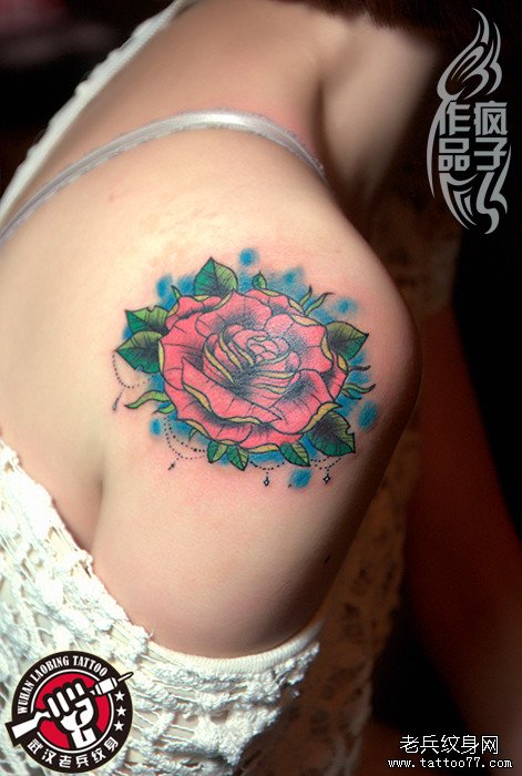 为一美女打造的肩膀漂亮玫瑰花纹身作品及寓意