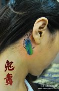 女生后背精美的彩色小羽毛纹身图案