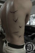 男生后背潮流的图腾大雁纹身图案