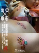 女生肩膀处超可爱很萌的小长颈鹿纹身图案