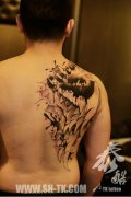 男生后背时尚潮流的半背翅膀纹身图案