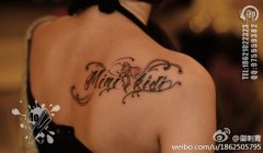 女生肩背唯美时尚的花体字母与蝴蝶结纹身图案