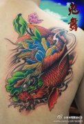 男生后肩背精美帅气的传统鲤鱼莲花纹身图案