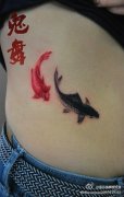 美女腰部小巧潮流的水墨写意小鲤鱼纹身图案