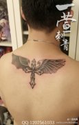 男生后背潮流经典的十字架翅膀纹身图案