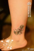 女生腿部潮流小巧的钥匙纹身图案