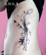 美女侧腰水墨风格的小树与小鸟纹身图案