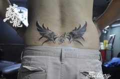 男生腰部唯美的黑灰翅膀纹身图案