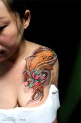 女生肩膀处精美时尚的传统鲤鱼纹身图案