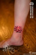 女生腿部小巧精美的彩色莲花纹身图案
