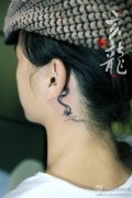 女生耳部潮流经典的一款恶魔尾巴纹身图案
