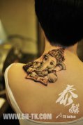 女生后肩背潮流时尚的象神纹身图案
