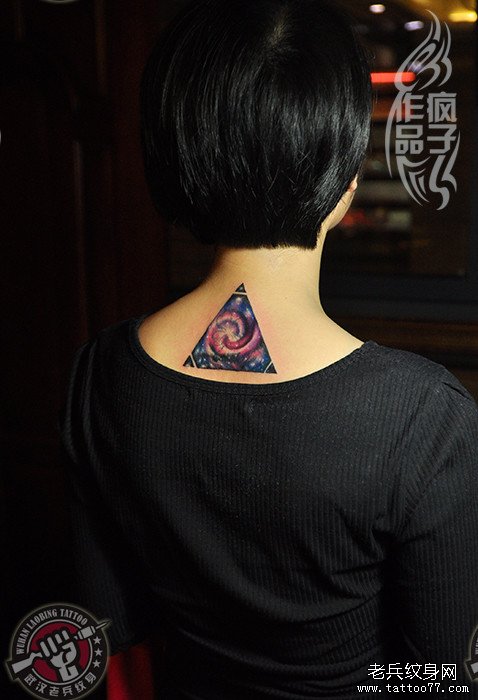 颈部三角形星空纹身作品遮盖旧四叶草纹身作品