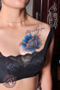 胸部蓝色莲花纹身作品及意义遮盖旧纹身图案