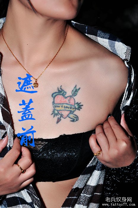 胸部蓝色莲花纹身作品及意义遮盖旧纹身图案
