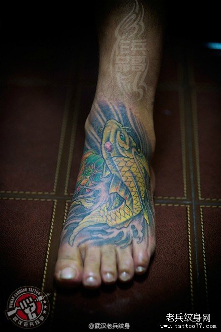 一款超个性的脚背中国鲤鱼纹身作品及代表意义