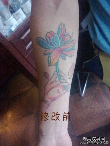 武汉老兵纹身店兵哥制作的手部佛手莲花纹身作品及意义