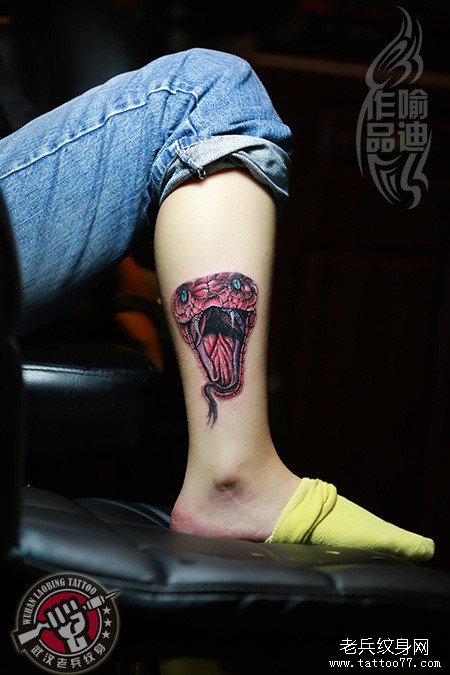 超写实的脚部蛇头纹身作品及在全国各的象征意义