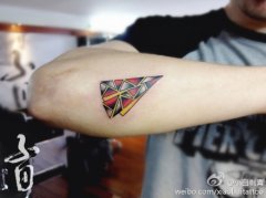 手臂另类潮流的纸飞机纹身图案