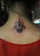 女生后颈部时尚潮流的黑灰皇冠纹身图案