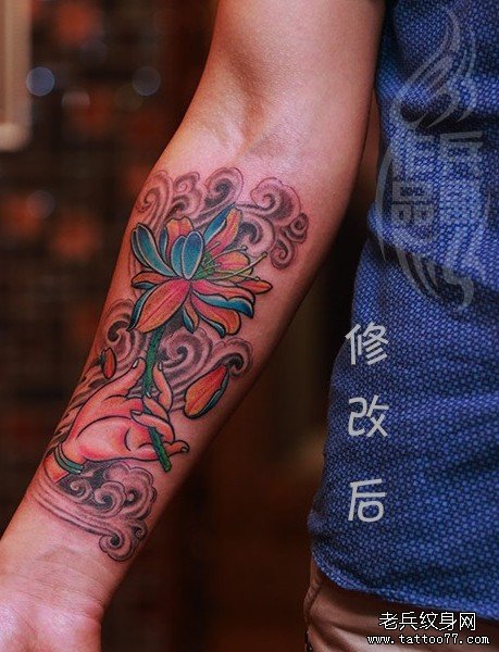 武汉老兵纹身店兵哥制作的手部佛手莲花纹身作品及意义