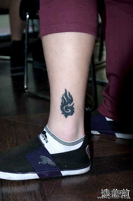 武汉老兵纹身店兵哥打造的脚踝图腾纹身作品遮盖旧纹身图案