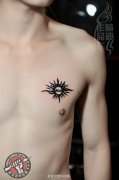 武汉纹身店打造的胸口图腾太阳纹身作品