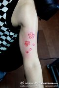 女生手臂潮流时尚的小花卉纹身图案