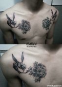 男生胸前时尚经典的蜜蜂与玫瑰纹身图案