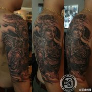 手臂潮流经典的黑灰天使纹身图案