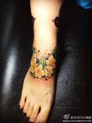 女生脚背是唯美的花卉纹身图案