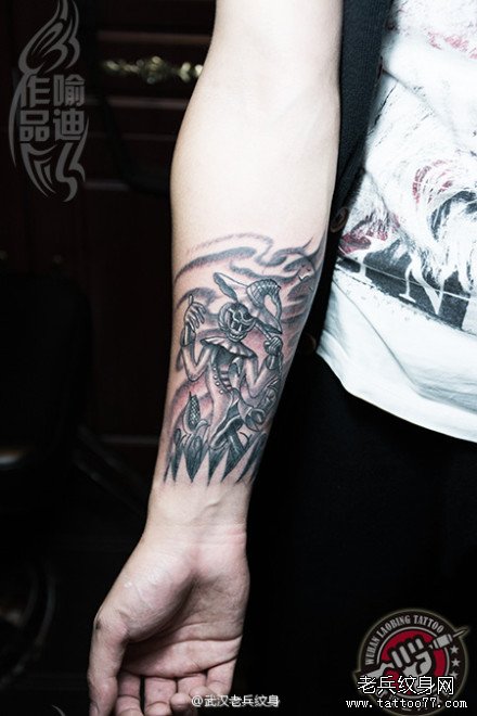 2013年手臂万圣节稻草人纹身作品