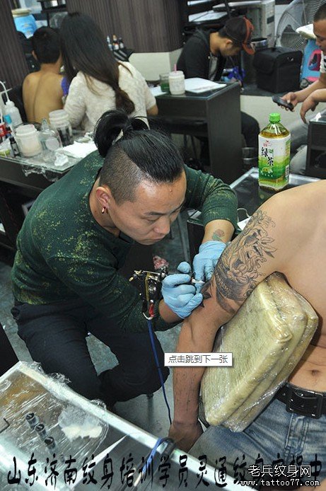 山东纹身学员灵通在武汉专业纹身学校学习期间实操中