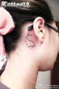 女生耳部小巧潮流的图腾小海豚纹身图案