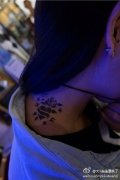 女生脖子处精美的图腾爱心玫瑰纹身图案