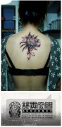 女生后背潮流精美的莲花纹身图案