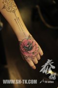 女生手背精美时尚的玫瑰花纹身图案