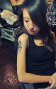 武汉纹身店疯子为一美女制作的大臂图腾龙纹身作品