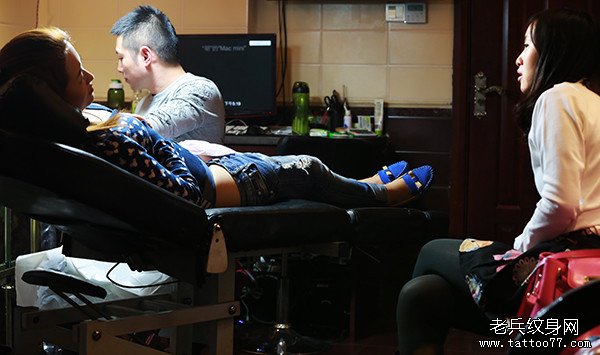 2013年10月29日兵哥在为一美女打造腹部莲花纹身现场