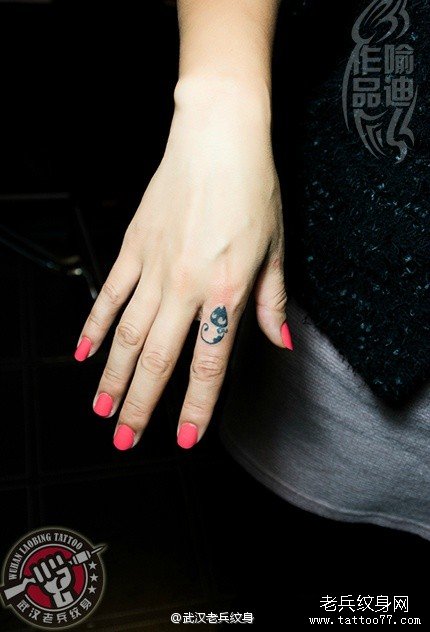 武汉纹身店打造的手指可爱图腾猫咪纹身作品