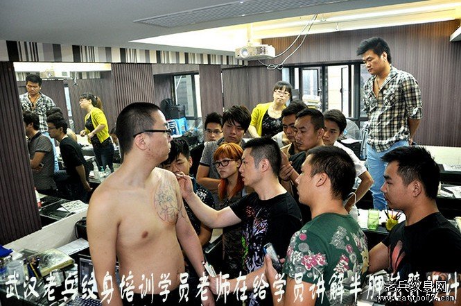 武汉老兵纹身培训学校兵哥在给纹身学员讲解披肩龙的纹法