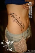 女生腹部唯美时尚的花体字母纹身图案