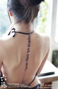 潮流经典的女生后背脊椎藏文纹身图案