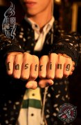 为一小伙打造的八个手指上的八个英文字母纹身作品