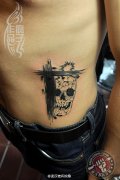 腹部骷髅纹身作品遮盖顾客的旧文字纹身图案