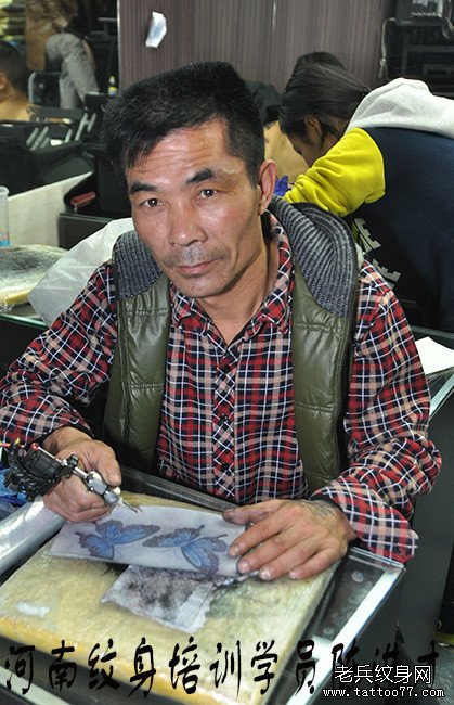 河南纹身培训学员陈进才纹身练习中