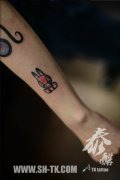 女生手臂可爱的小兔子纹身图案