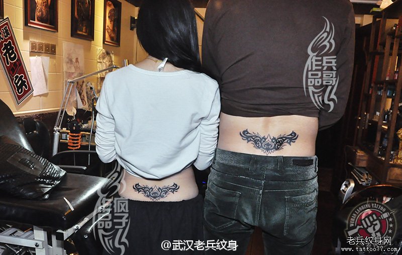 为一对夫妻打造的后腰情侣图腾腰花纹身作品
