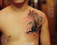 武汉纹身店兵哥打造的老鹰纹身作品遮盖旧羽毛纹身图案