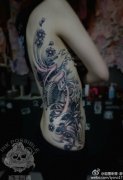 女生腰部唯美潮流的传统鲤鱼莲花纹身图案